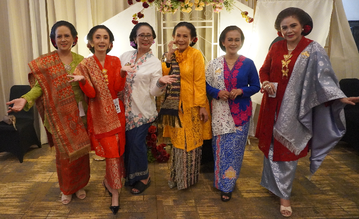 Kebaya labuh dan kerangcang yang ditetapkan sebagai warisan budaya tak benda oleh UNESCO