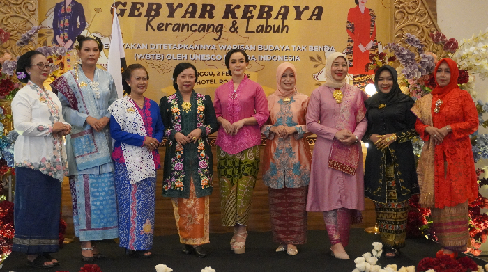 Perempuan Indonesia mengenakan kebaya