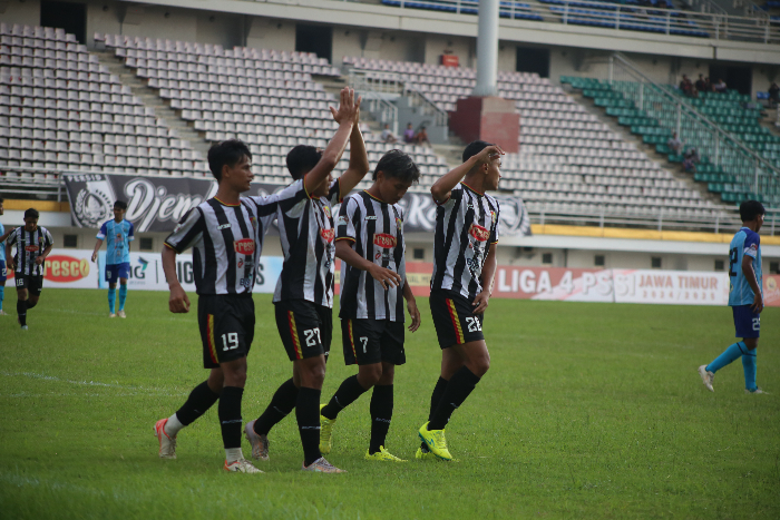 Pemain Persid Jember melambaikan tangan sebagai permohonan maaf kepada para suporter karena gagal lolos ke babak 16 besar.