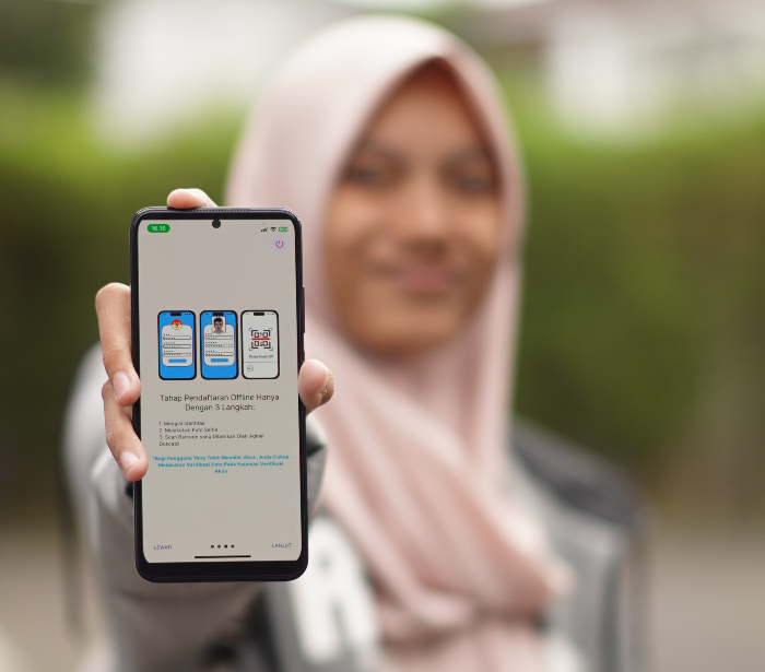 MUDAH: Warga Jember menunjukkan tampilan IKD. YULIO FA/RADAR JEMBER