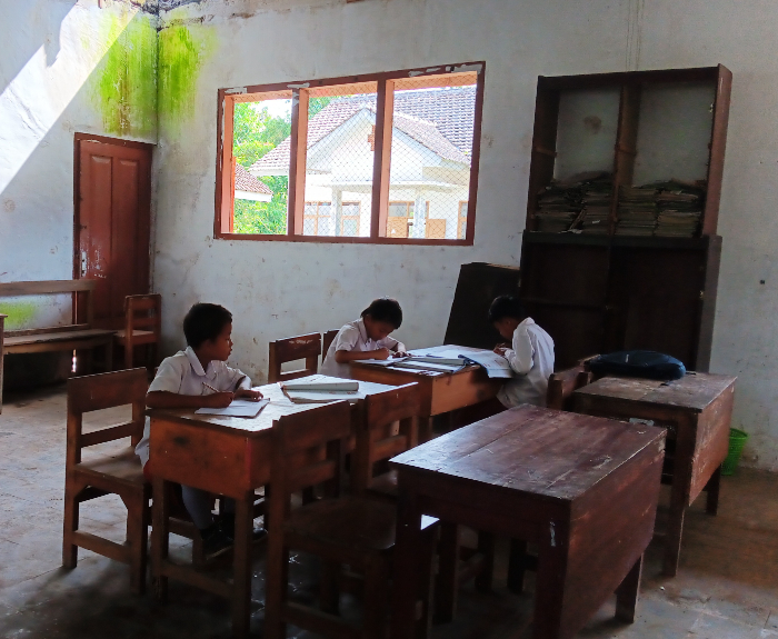 SEMANGAT: Siswa SDN Jambearum, Kecamatan Sumberjambe, yang memakai bangku lama, tapi disusun saling berhadapan agar ada interaksi antarsiswa dalam KBM. M ADHI SURYA/RADAR JEMBER