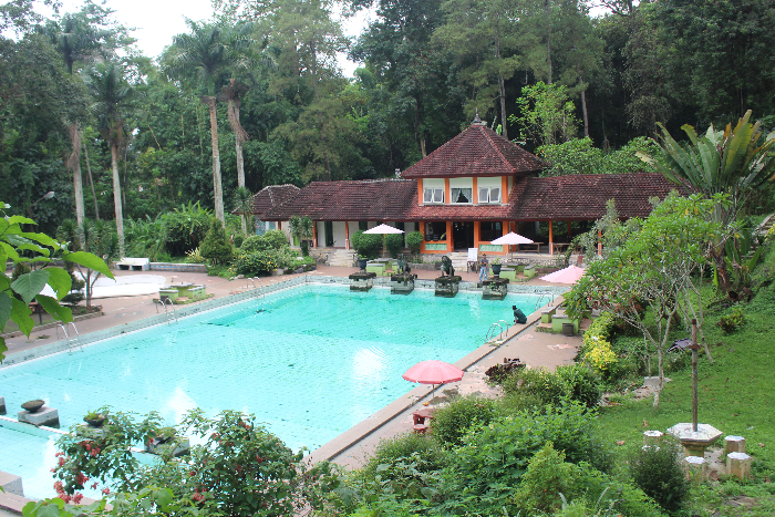 Kolam renang dengan air alami tanpa campuran bahan kimia, merupakan salah satu daya tarik Pemandian Tasnan. (FAQIH HUMAINI/RADAR IJEN)