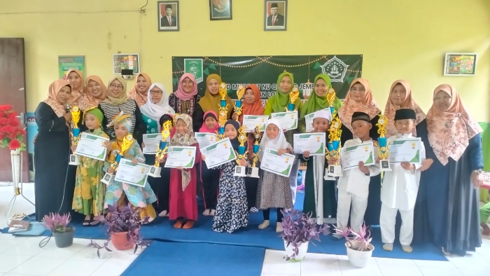 HARMONIS: Foto bersama peserta lomba Pekan Rojabiyah yang dilaksanakan oleh IGPAUD Muslimat NU Jember, kemarin (17/2). IG PAUD MUSLIMAT NU