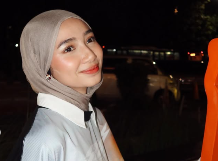 Potret Influencer hijab memakai pashmina jenis viscose by Instagram @ansellmaputri