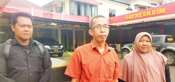 TURUT DIPERIKSA: Junaida (kanan) didampingi kuasa hukumnya, seusai memenuhi panggilan penyidik Tipikor Polres Jember terkait kasus dugaan jual beli tanah negara, Senin (17/2). MAULANA/RADAR JEMBER