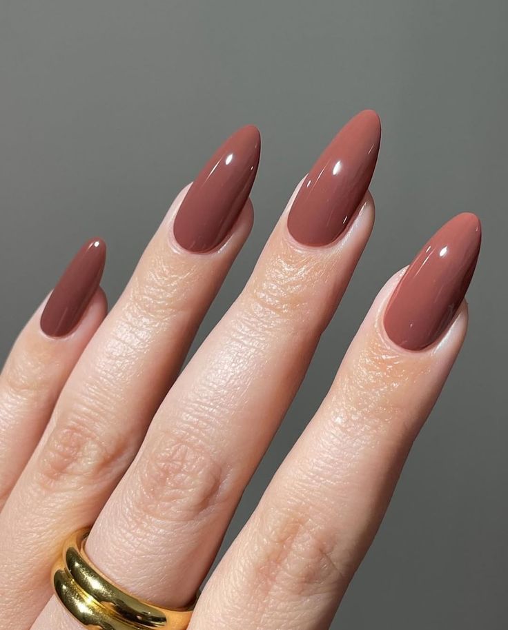 Potret Nails dengan warna Mocha Mousse @Pinterest by Vogue Magazine