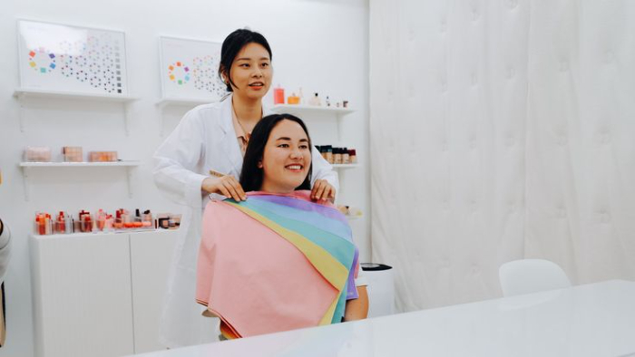 Potret orang yang sedang mencoba Personal Color Analysis @Pinterest