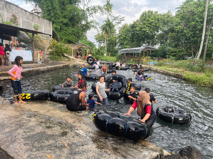 SERU-SERUAN: Main tubing mini di Desa Petahunan, Kecamatan Sumbersuko, bisa jadi inspirasi momen kehangatan keluarga. ADE APRYANIS/radar Semeru