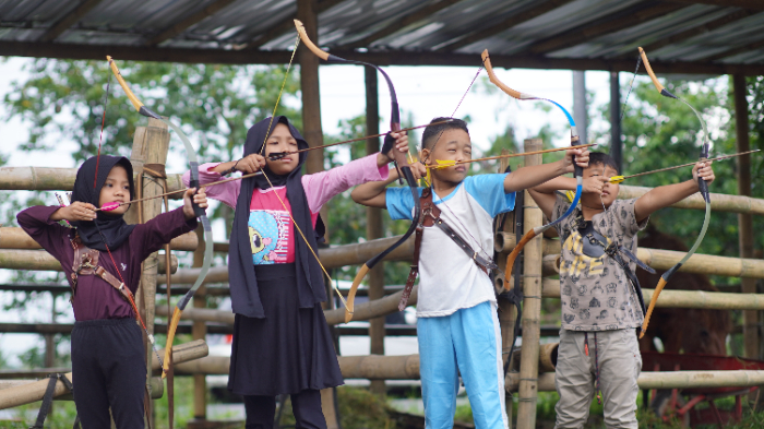 SERU: Kegiatan memanah juga dapat menjadi sarana rekreasi di tengah tengah kesibukan belajar formal di sekolah YULIO FA/RADAR JEMBER