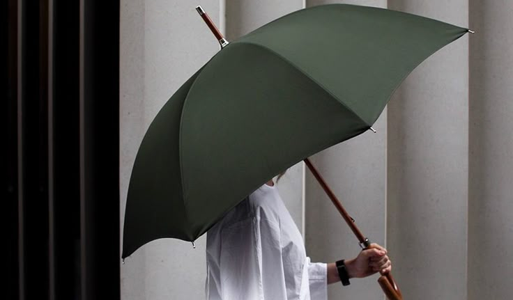 Ilustrasi orang membuka payung di dalam rumah (Pinterest)