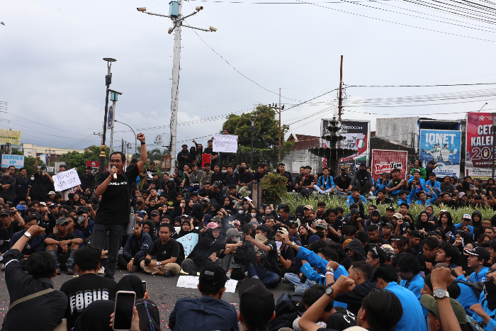 TURUN KE JALAN: Massa yang mengatasnamakan Solidaritas Jember Melawan (SJM) menggelar demonstrasi di DPRD Jember, kemarin (21/2). YULIO FA/RADAR JEMBER