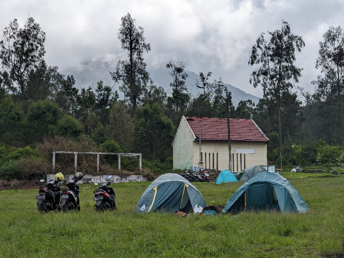 INDAH: Pemandangan Bumi Perkemahan Paltuding yang menghadap langsung ke Gunung Ijen. HILMI BASKORO/RADAR IJEN
