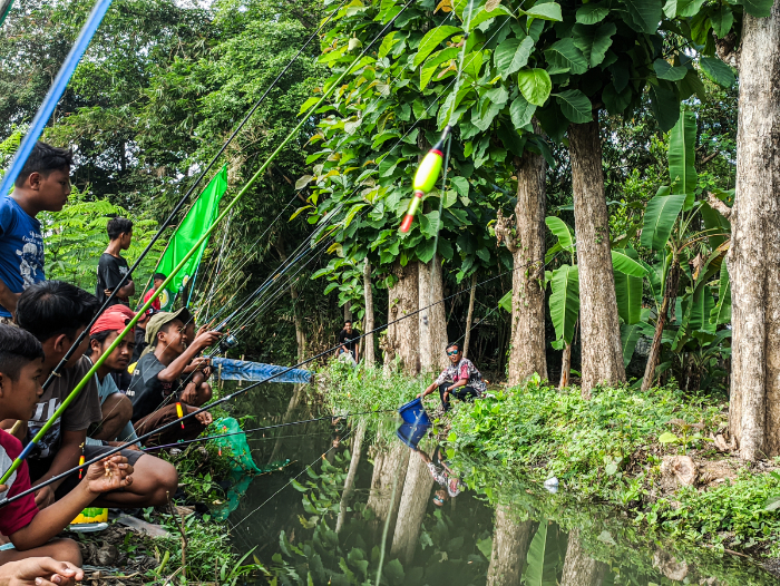 ASIK: Sejumlah warga Lumajang melakukan aktivitas memancing untuk mengisi waktu liburan. (MUHAMMAD HASBI/RADAR SEMERU)