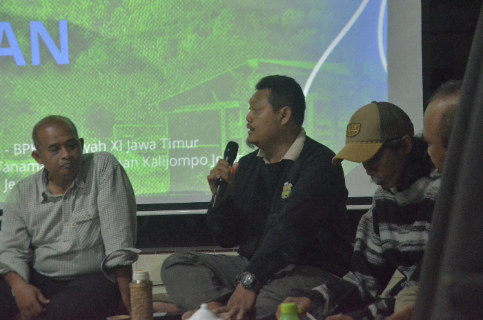 BERI PAPARAN: Antropolog dari Balai Pelestarian Kebudayaan Wilayah (BPKW) XI Jawa Timur, Sukmono Fajar Turido, membedah perkembangan perkebunan di Jember dalam diskusi Series Membaca Kenangan.