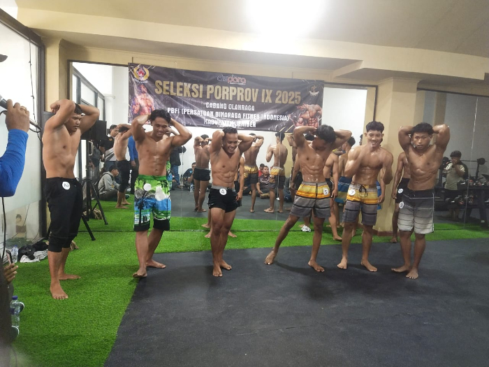 KETAT: Binaragawan mengikuti seleksi atlet Porprov Jember di Dispora Gym Center kompleks Stadion JSG, Minggu (23/2). YUDI