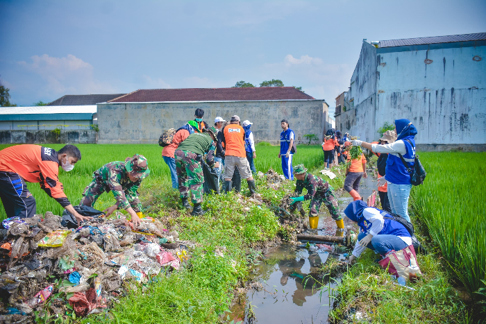 BERSERAKAN: Relawan peduli lingkungan di Jember membersihkan sampah dalam peringatan HPSN, beberapa hari lalu. ILHAM WAHYUDI/RADAR JEMBER