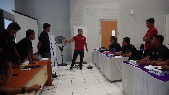 FOKUS: Suasana penyampaian materi kursus kepelatihan sepak bola di Stadion JSG pada 22&ndash;27 Februari lalu. YULIO FA/RADAR JEMBER