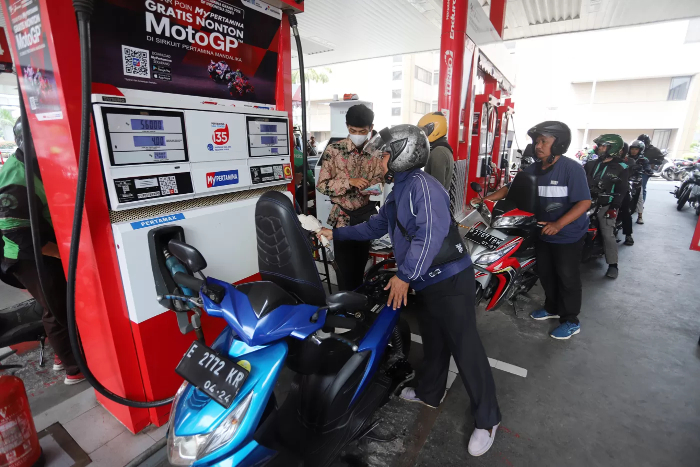Masyarakat mengisi bensin di Pertamina (Jawa Pos)