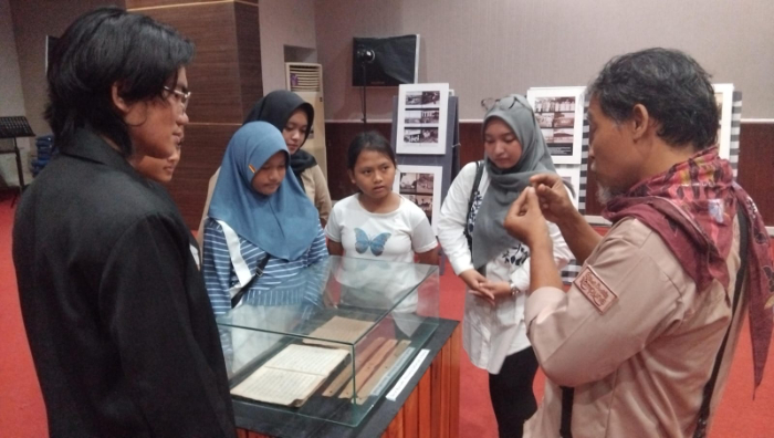 UPAYA PELESTARIAN: Orang tua hingga anak-anak memperhatikan transkrip tua. BALAI RW INSTITUTE