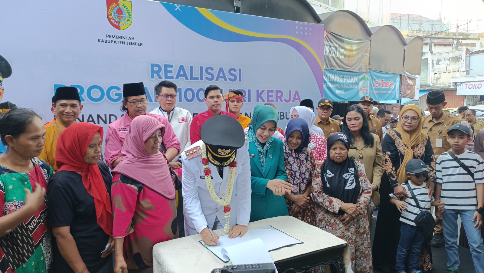 Bupati Jember Gus Fawait melakukan tanda tangan penurunan retribusi pasar, Senin (3/3) (HASBY/RADAR JEMBER)