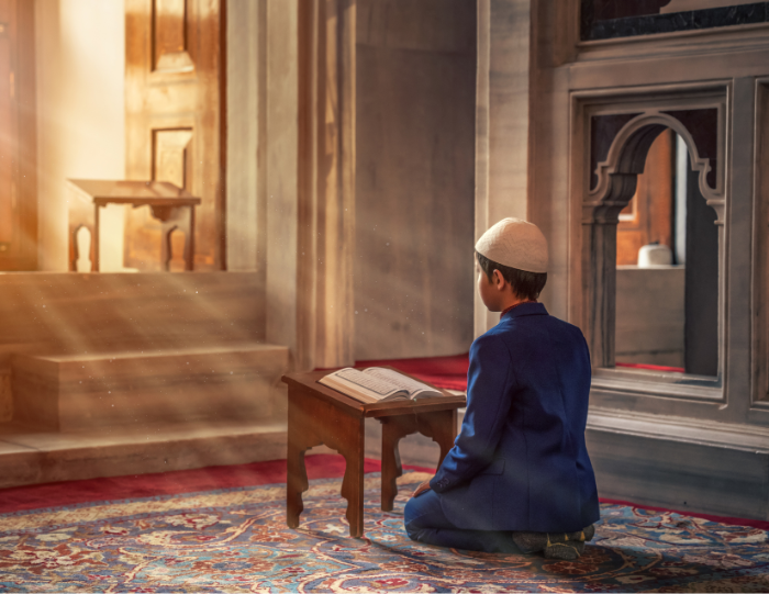 Ilustrasi orang beribadah di bulan ramadan (Canva)