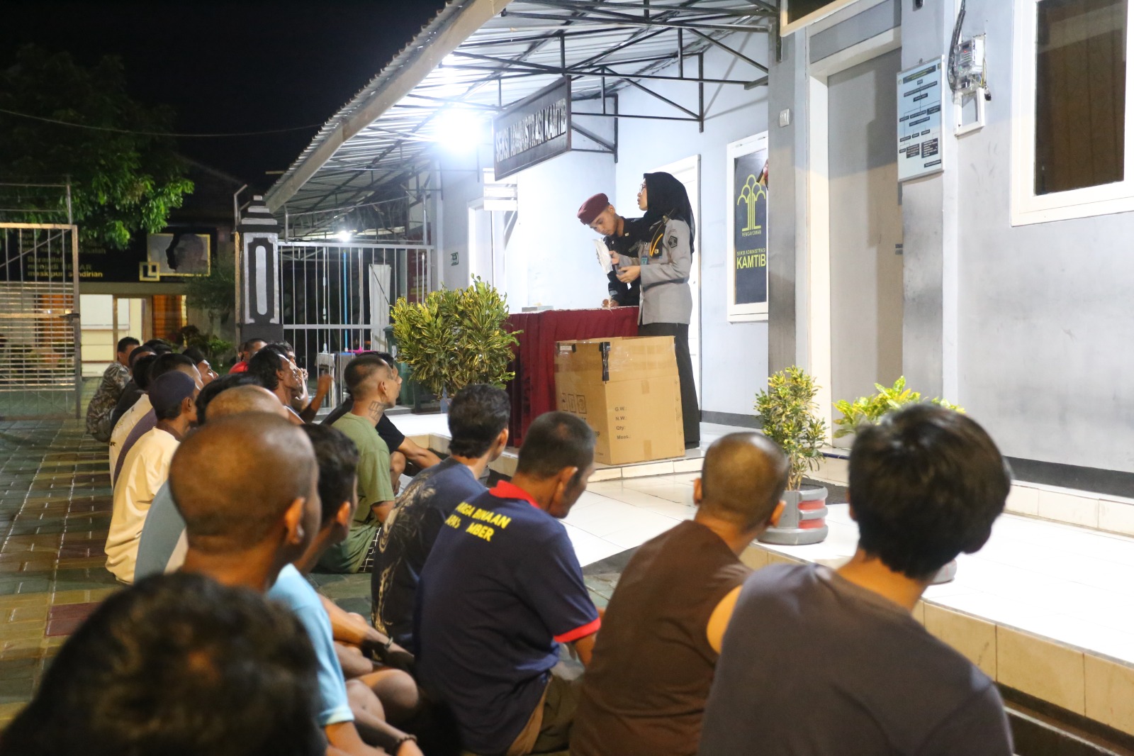 YULIO FA/RADAR JEMBER TERTIB: Warga binaan Lapas Kelas II A Jember usai menjalani pemeriksaan urin pada Februari lalu.