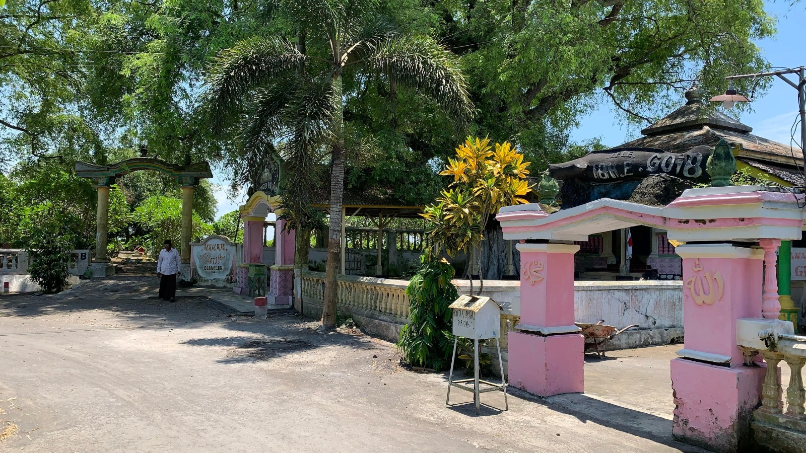 Suasana bagian depan makam mbah gembong