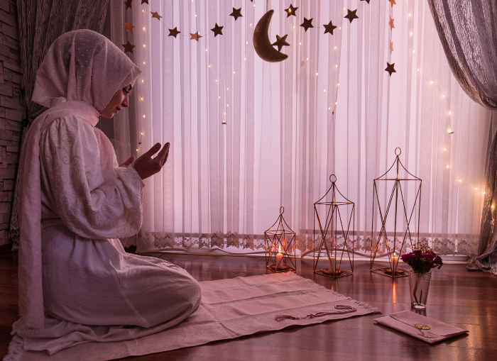 Beribadah di bulan Ramadan (Canva)