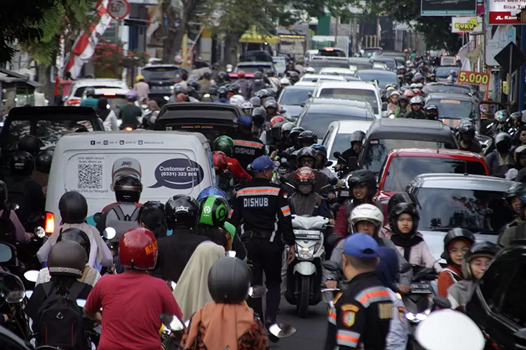 Kepadatan arus lalu lintas di Jalan Kalimantan (Djalu/Radar Jember)