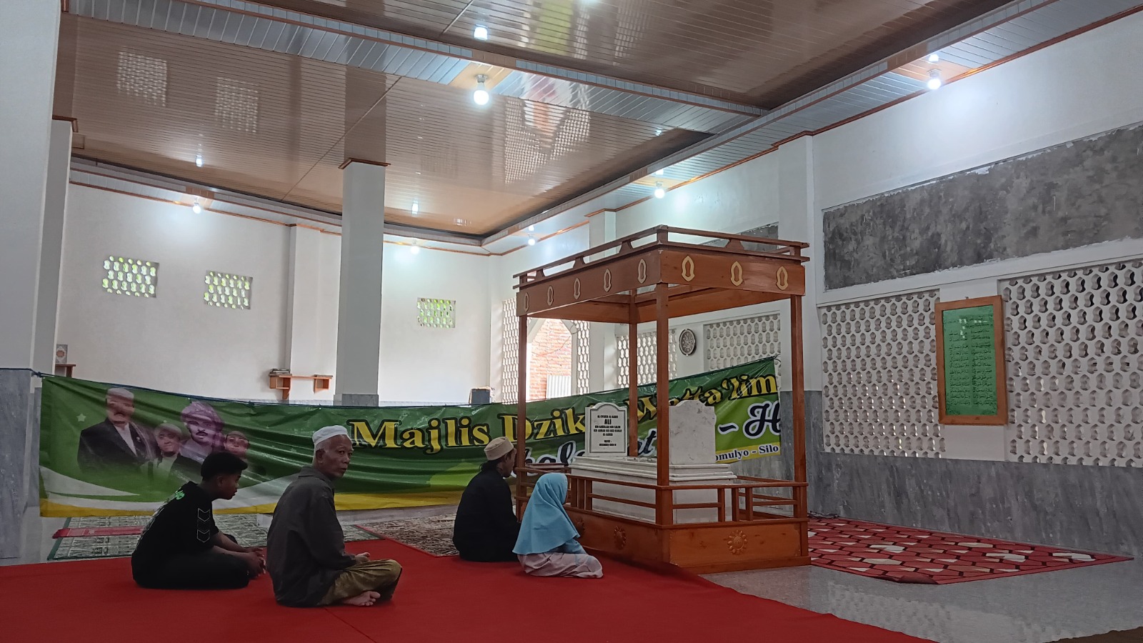 M ADHI SURYA/RADAR JEMBER KHUSYUK: Warga ziarah kubur di makam Habib Ali bin Abdullah Al Hamid, di Desa Sidomulyo, Kecamatan Silo.  &nbsp;
