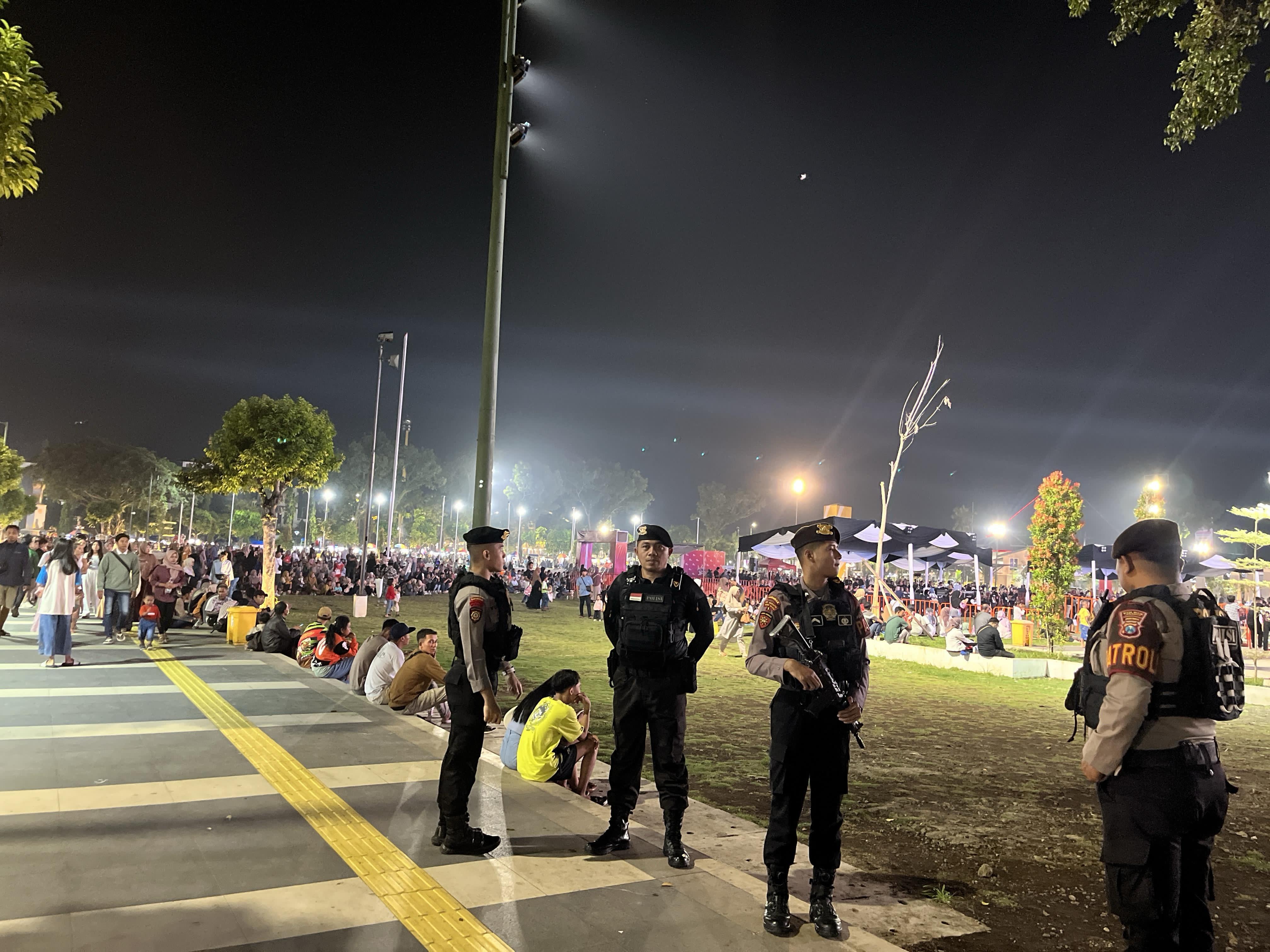 POLRES JEMBER SIAGAKAN: Petugas Kepolisian Jember melakukan patroli di jam rawan Ramadan untuk antisipasi pelanggaran.