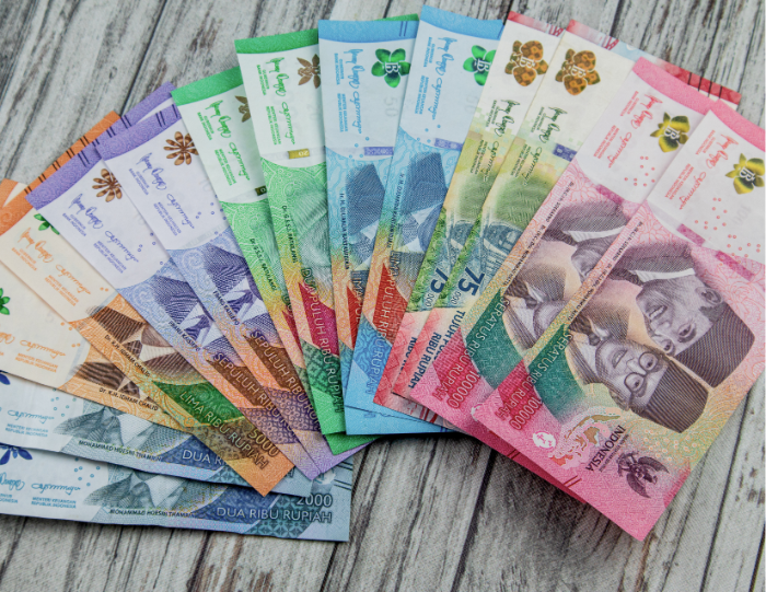 Ilustrasi uang THR (Canva)