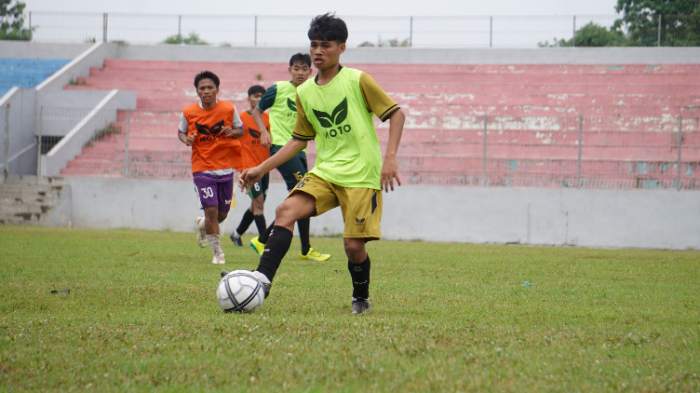 PROSES PANJANG: Atlet sepak bola Jember dalam kegiatan seleksi Porprov cabor sepak bola, awal Februari lalu. YULIO FA/RADAR JEMBER