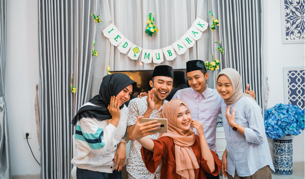 Potret keluarga merayakan Lebaran (Canva)