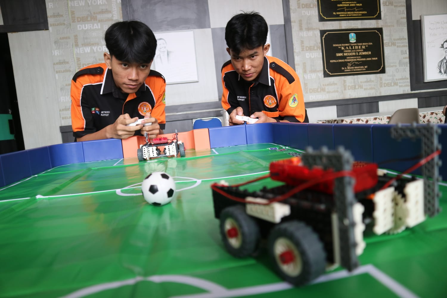DWI SISWANTO/RADAR JEMBER BERLAGA: Siswa SMKN 5 Jember mencoba pembelajaran coding lewat permainan robot sepak bola.