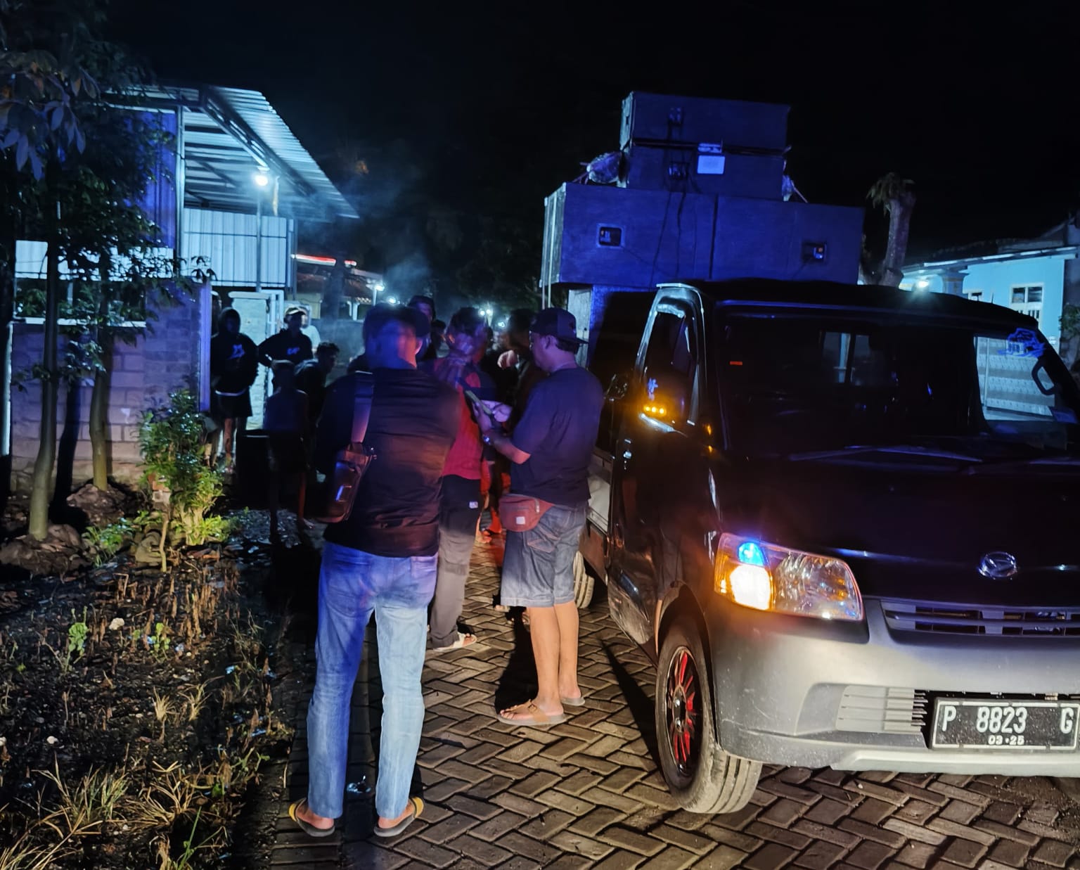 POLSEK AMBULU GANGGU KENYAMANAN: Anggota Polsek Ambulu menghentikan konvoi sound horeg di Kecamatan Ambulu, Minggu (9/3) malam.