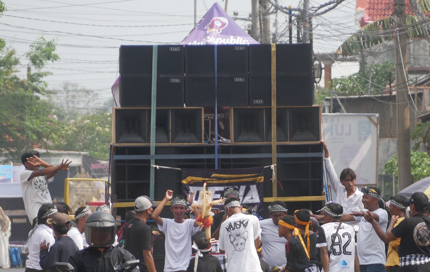 Beberpa orang menikmati musik sound horeg (Radar Jember)