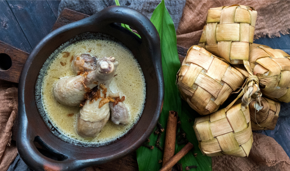 Opor ayam dan ketupat makanan khas saat Lebaran (Canva)