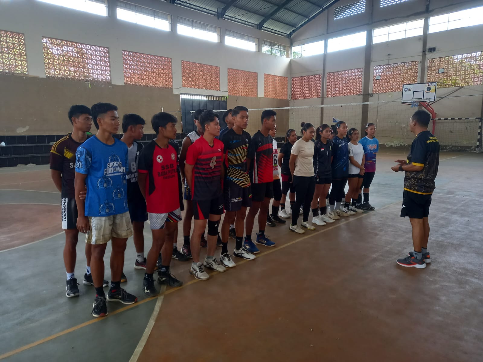 DOKUMENTASI PBVSI JEMBER PERSIAPAN: Kegiatan pemusatan latihan rutin tim PBVSI Jember sebelum bulan puasa, di lapangan SMPN 7 Jember.  &nbsp;