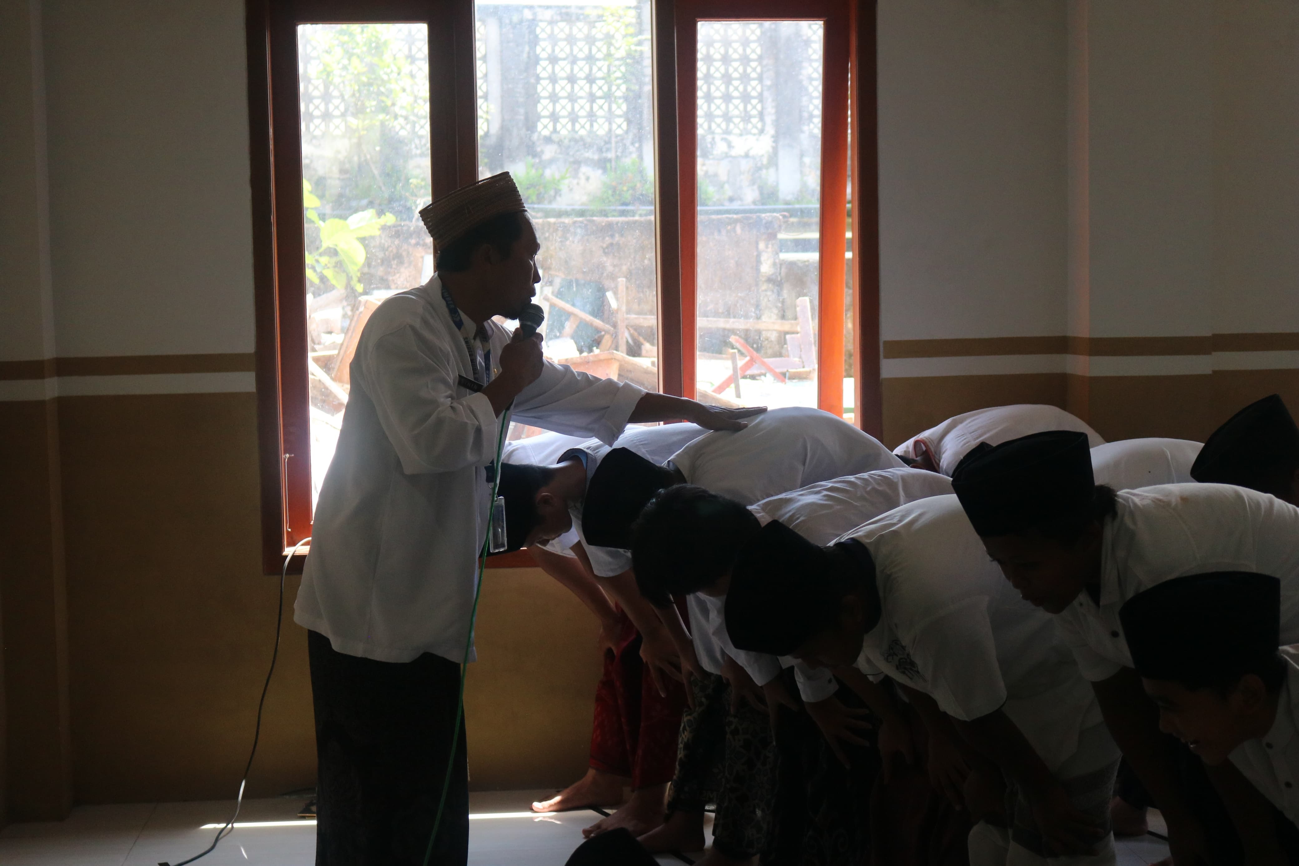 M ADHI SURYA/RADAR JEMBER KHUSYUK: Siswa SMPN 4 Jember saat melaksanakan praktik ibadah salat dalam kegiatan Pondok Ramadan yang berlangsung, Kamis (20/3) lalu.