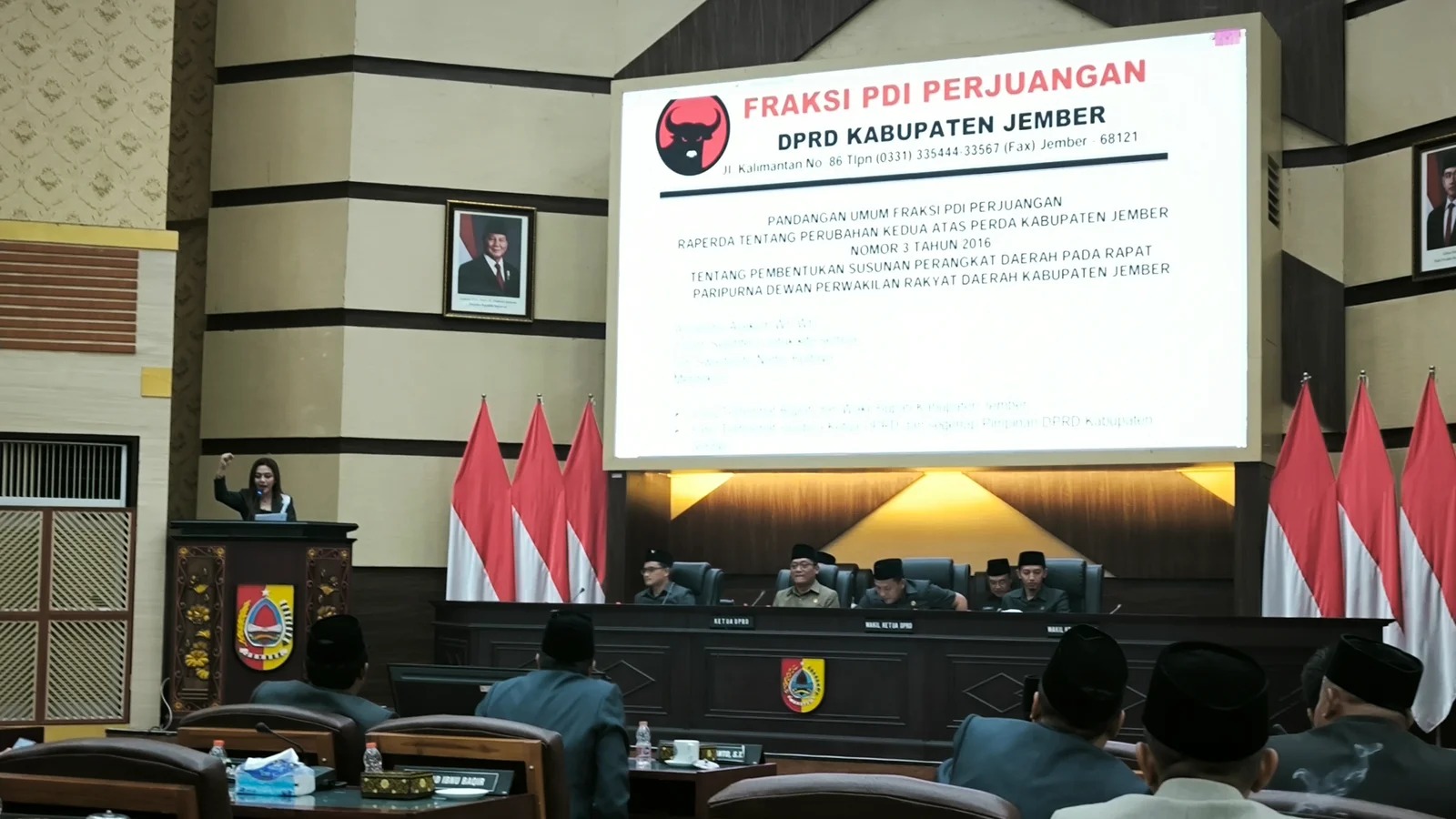 MEGA SILVIA/RADAR JEMBER BERI PENEGASAN: Bendahara Fraksi PDIP DPRD Jember Indi Naidha menjadi juru bicara fraksi dalam memberikan tanggapan fraksi