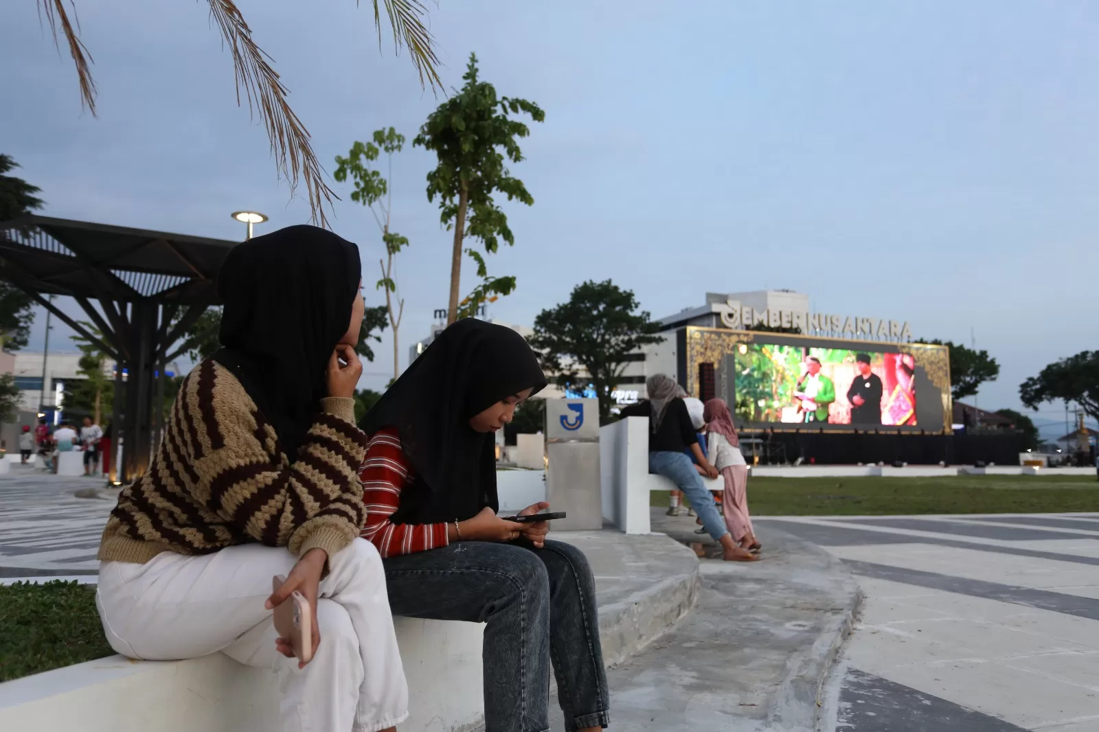 Masyarakat Jember duduk santai saat ngabuburit di Alun-alun Jember (Yulio FA/ Radar Jember)