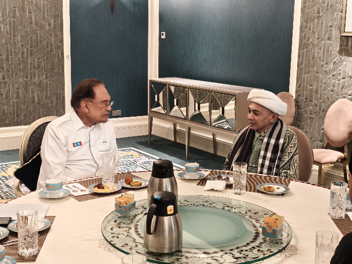 HANGAT: Pimpinan Pondok Pesantren Al Qodiri Jember, KH Taufiqurrohman Muzakki Syah (kanan), bersama Perdana Menteri Malaysia Anwar Ibrahim, di Kompleks Seri Perdana, Malaysia, pada Senin (24/2) lalu.