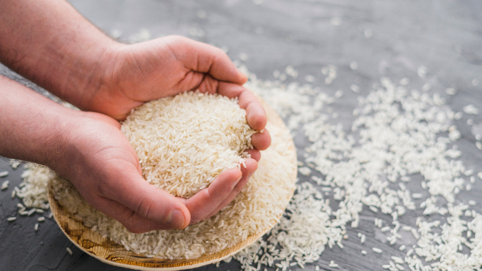 Membayar zakat dengan beras (Canva)