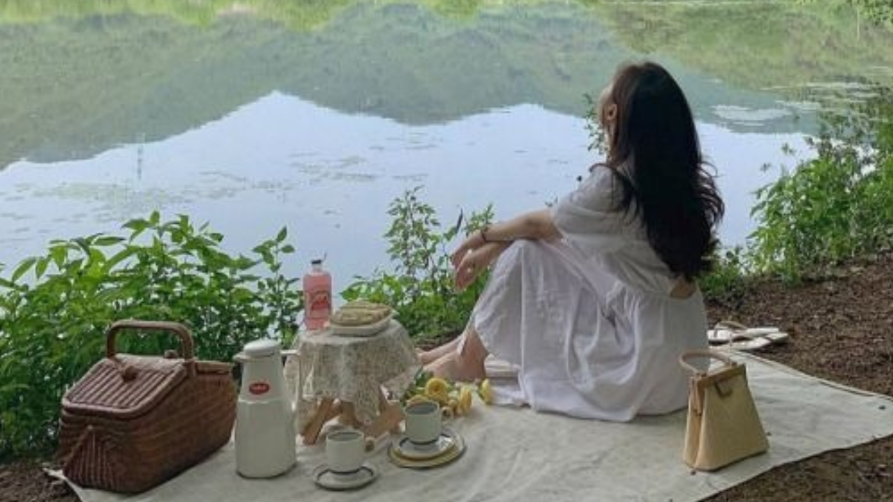 Piknik dii tepi danau (Canva)