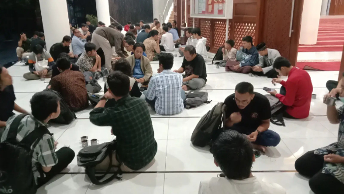 Mahasiswa rantau  berbuka puasa di Masjid Al-Hikmah Unej (Web/Universitas Jember)