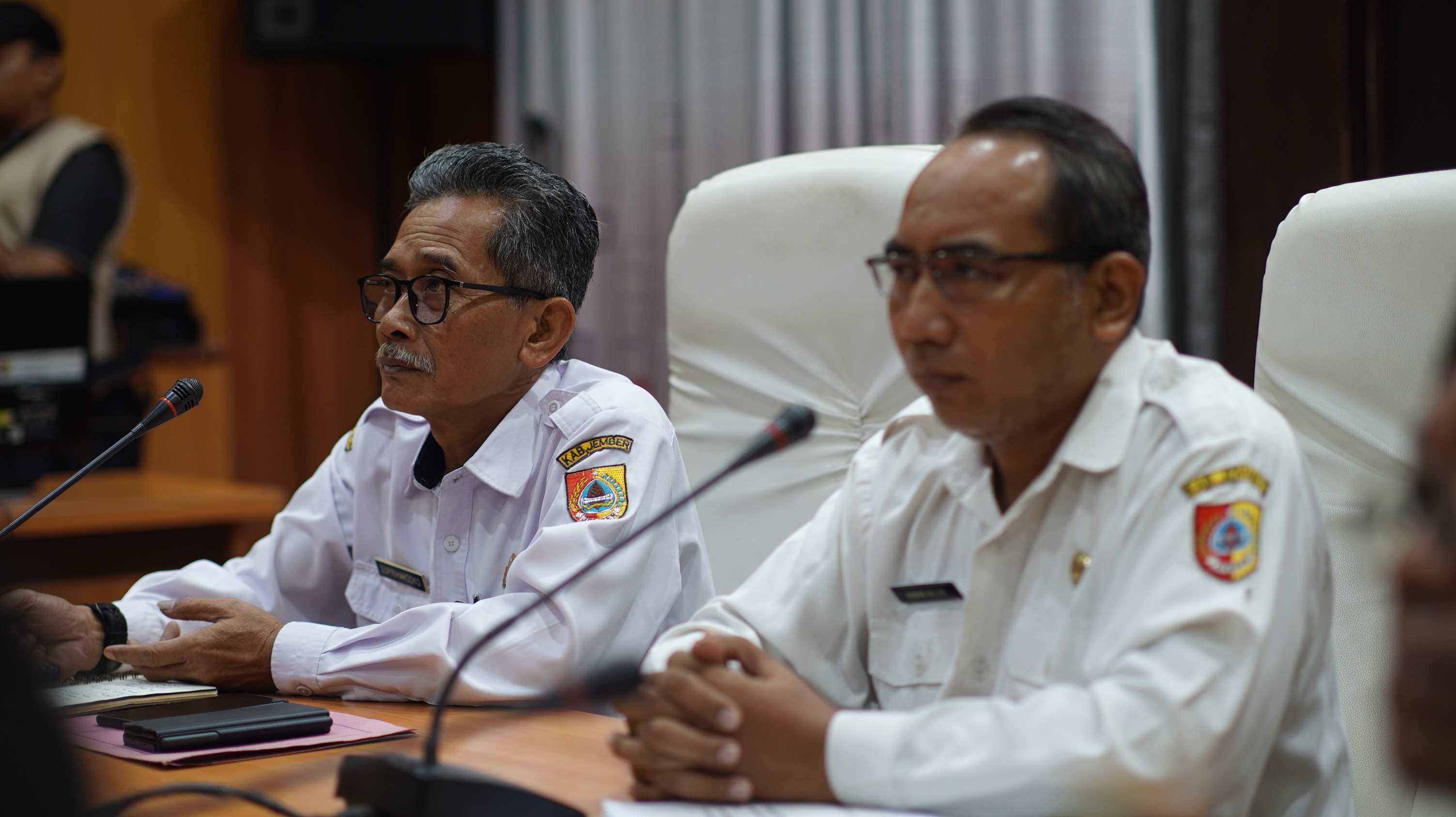 SIAPKAN THR: Kepala Dinas Ketenagakerjaan Jember Suprihandoko (kiri) dan Kabid Hubungan Industrial Disnaker Jember Habib Salim menggelar rapat bersama perusahaan melalui platfor (YULIO FA/RADAR JEMBER