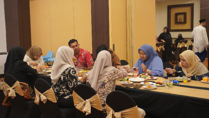 Momen kebersamaan waktu buka bersama di bulan Ramadan