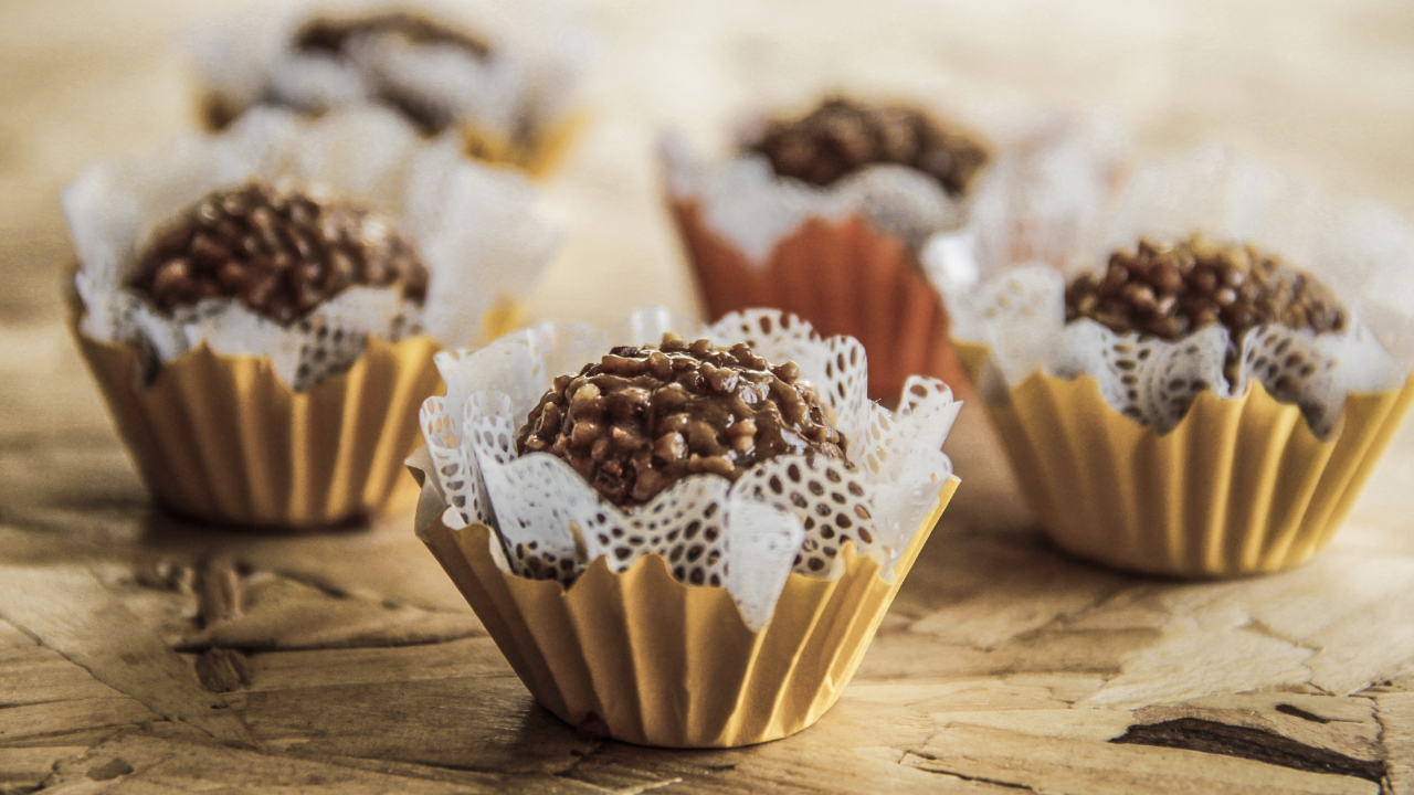 Camilan cokelat Fererro Rocher untuk suguhan Lebaran (Canva)