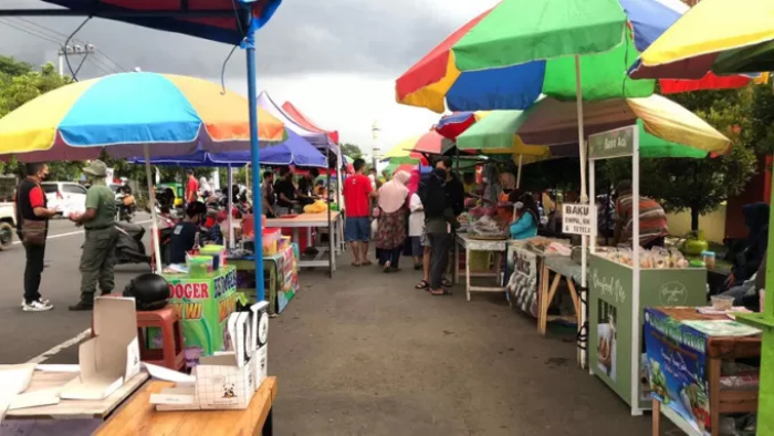 Pedangan menjual aneka hidangan takjil menjelang waktu buka puasa